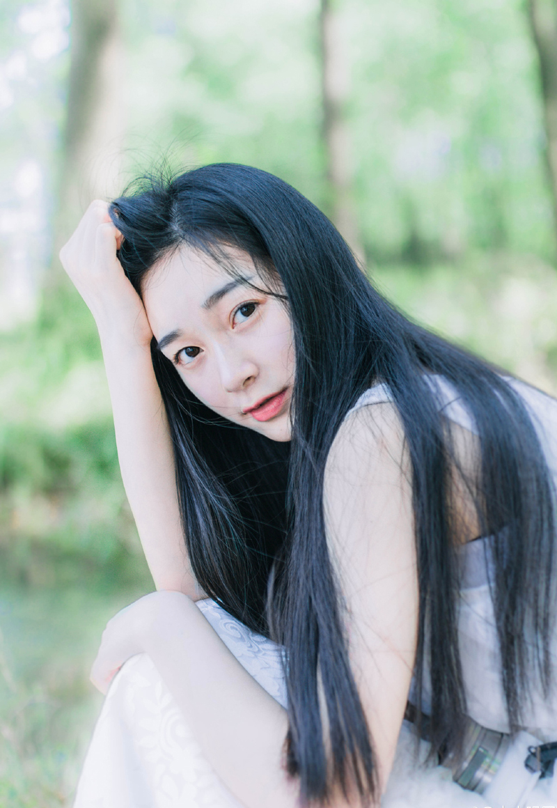 “噗噗~”一枚枚短箭从不同的方向射出来，这些虎卫毕竟是曹操身边的精锐，在虎卫统领示警的那一刻，就做出了反应，依旧有人中箭倒地。